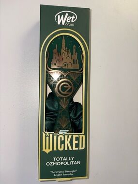 Wet Brush Wicked Totally Ozmopolitan Green Detangler Brush with Satin Scrunchie